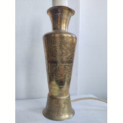 Messinglampe med egyptiske motiver