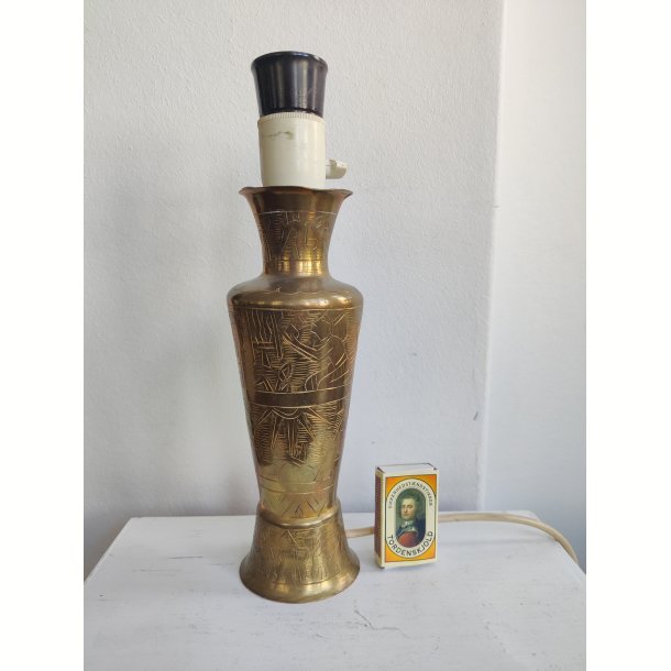 Messinglampe med egyptiske motiver