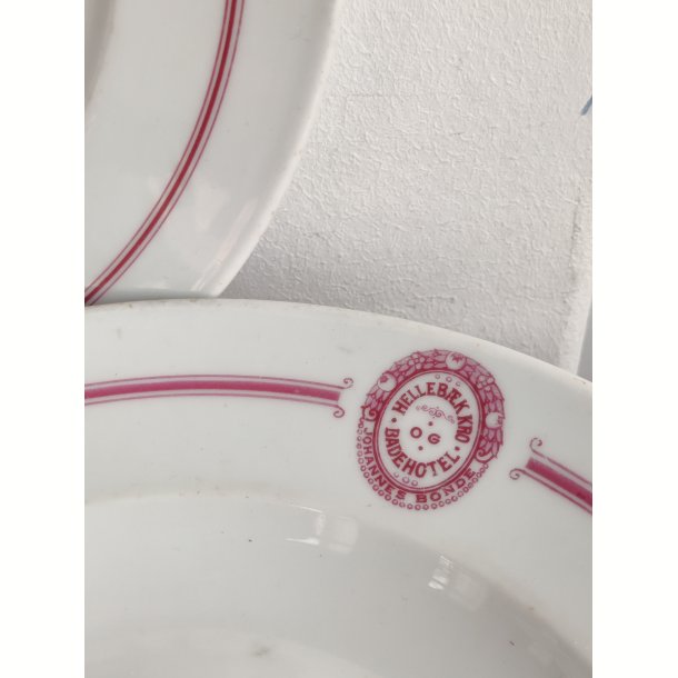 Dybe tallerkener fra Helleb�k Badehotel, ca. 1920