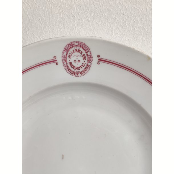 Dybe tallerkener fra Helleb�k Badehotel, ca. 1920