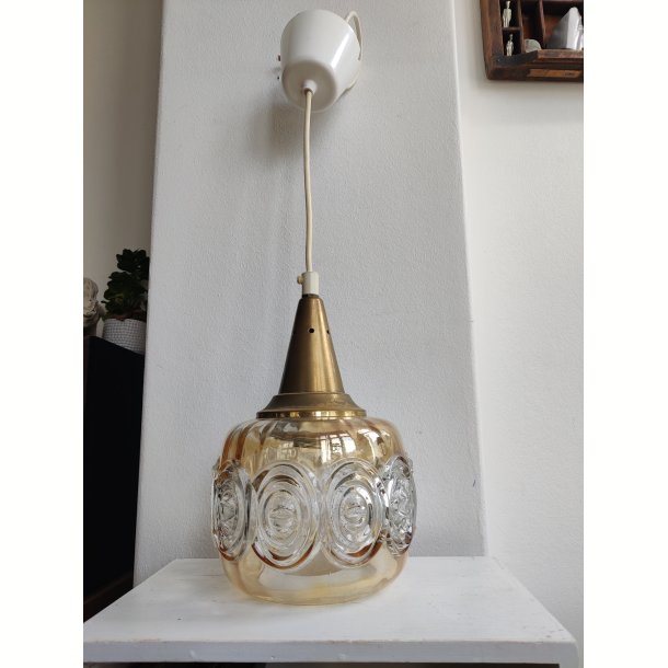Vintage glaspendel med m�nster og messingtop, 1960-1970