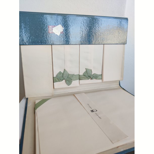 Brevpapir mappe fra 1960'erne, med indhold