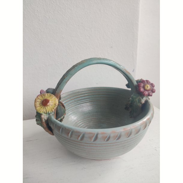 Keramiksk�l med blomsterfigurer, 1948-1956