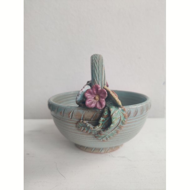 Keramiksk�l med blomsterfigurer, 1948-1956