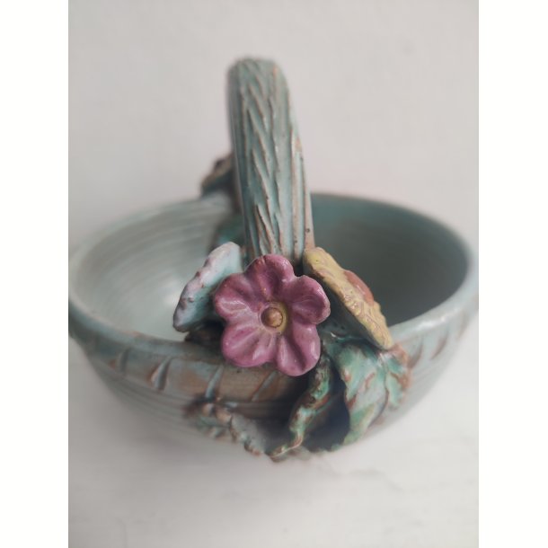 Keramiksk�l med blomsterfigurer, 1948-1956