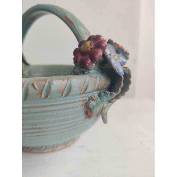 Keramiksk�l med blomsterfigurer, 1948-1956