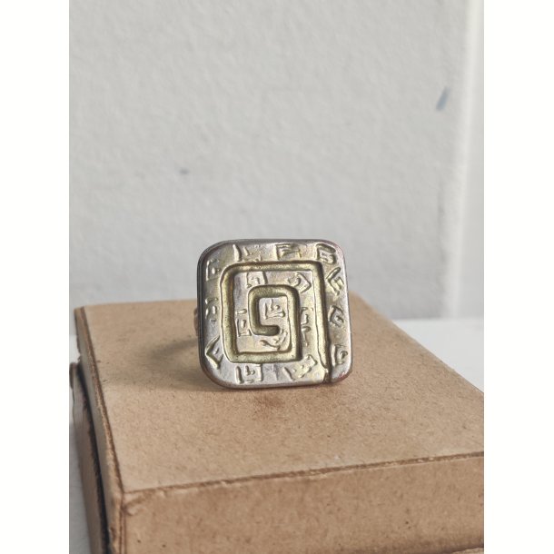Vintage bijoux ring med mystiske tegn