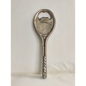 Messing oplukker formet som tennisketcher 