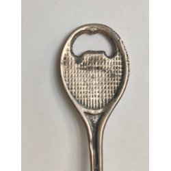 Messing oplukker formet som tennisketcher 