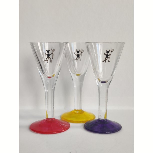 Tre snapseglas med sm� dj�vle