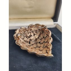 Gylden 1960'er broche med turkise miniperler